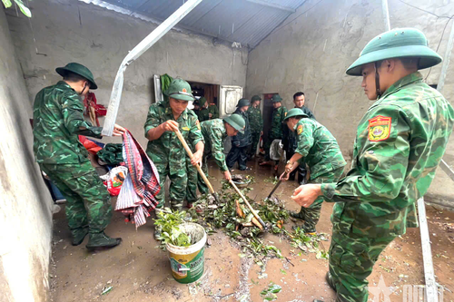 Đồn Biên phòng Dào San giúp dân khắc phục hậu quả mưa lốc