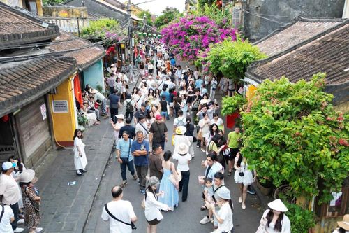 Du lịch miền Trung đông nghẹt khách dịp nghỉ lễ