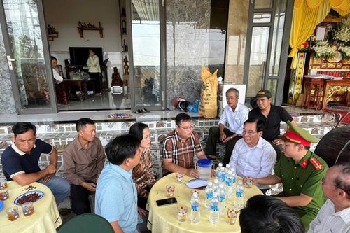Lãnh đạo địa phương thăm hỏi gia đình nạn nhân vụ cháy xe ô tô tại cây xăng