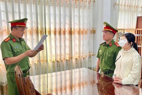 Bắt kế toán tham ô