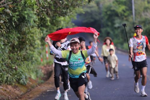 Gần 300 người tham gia 'Bước chân xanh' trên Bán đảo Sơn Trà