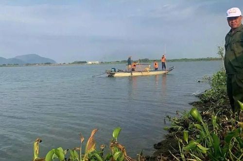 Huy động lực lượng tìm người nước ngoài mất tích ở hồ Đá Đen