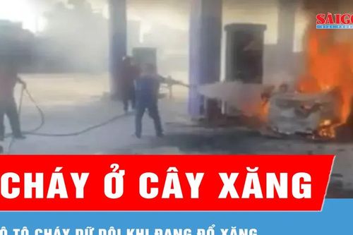 Đà Nẵng: Ô tô bốc cháy dữ dội khi đang dừng đổ xăng