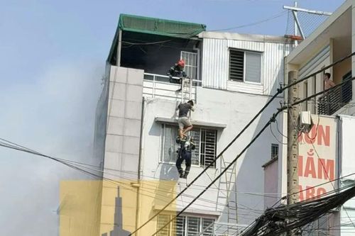 TPHCM: Giải cứu cụ ông 82 tuổi trong vụ cháy nhà cao tầng