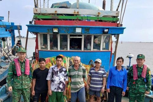 Lực lượng Biên phòng bắt giữ 2 tàu cá đang vận chuyển trái phép 15.000 lít dầu DO trên biển