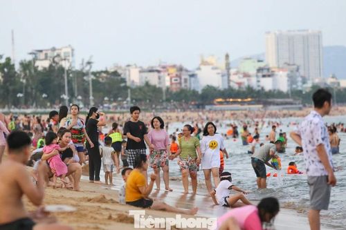Các bãi biển đông nghịt người, nhìn thôi đã... ngộp