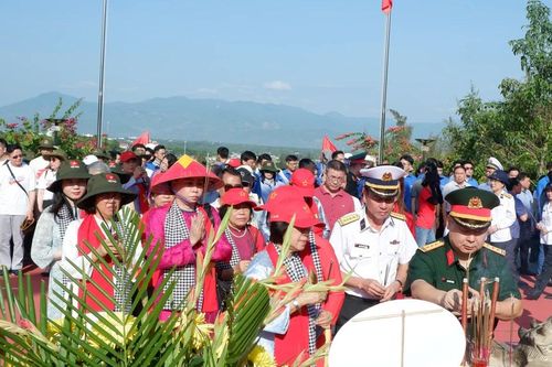 Đoàn 'Hành trình Tuổi trẻ vì biển đảo quê hương' dâng hương tưởng niệm các chiến sĩ Gạc Ma