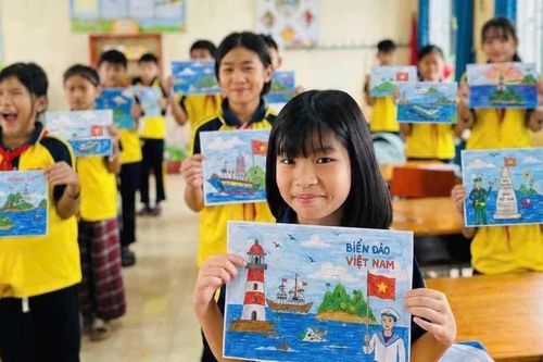 Xúc động thư và tranh của học sinh gửi chiến sĩ nơi đảo xa