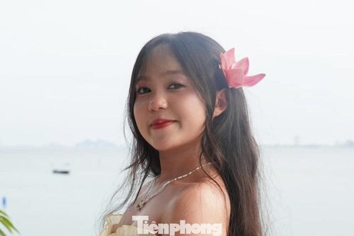 Giới trẻ chụp ảnh từ sáng đến tối ở 'tọa độ xanh' Sơn Trà