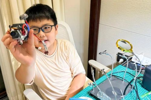 'Cậu bé tên lửa' tự chế tạo động cơ turbo ngay trong phòng khách