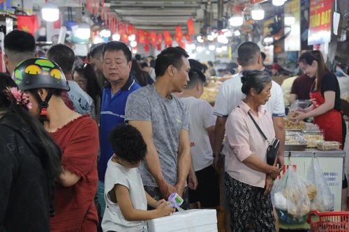 Chưa hết nghỉ lễ khách đã nườm nượp đi mua hải sản mang về
