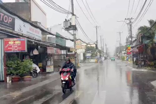 Mưa đầu mùa xối xả ở TPHCM, phố loang nước, người ướt sũng