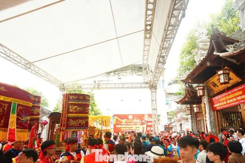 Đông nghịt người đổ về Kim Hoa