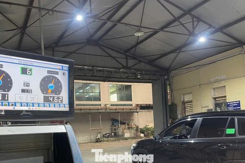 Đạp thốc ga kiểm định khí thải ô tô: Chủ xe lo hỏng, thực tế lại khác?