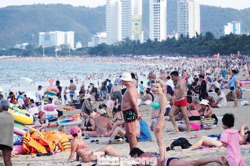 Biển Nha Trang ken đặc người, các ngả đường đi Đà Lạt kẹt cứng