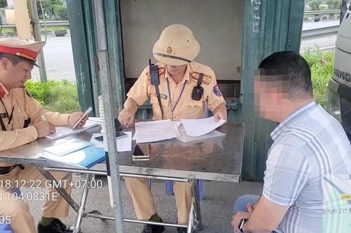 Bị tước bằng lái vì nồng độ cồn, cán bộ xã vẫn lái xe trên cao tốc