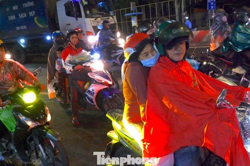 Người dân đội mưa quay lại TPHCM sau nghỉ lễ
