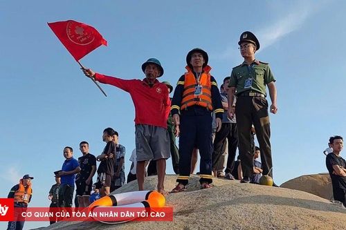Lặng lẽ 'giữ sóng an toàn' ở biển Sầm Sơn