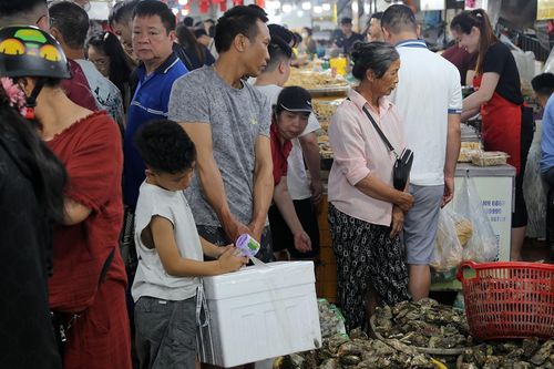 Chợ ở Hạ Long đông nghẹt từ sáng sớm, du khách chen kín mua hải sản về làm quà