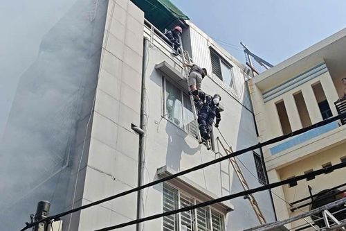 Cháy tiệm thuốc, 3 người mắc kẹt phải chạy lên tầng cao kêu cứu