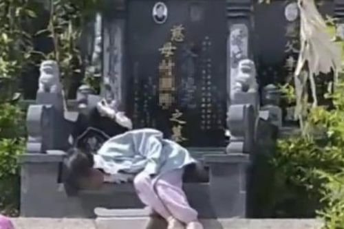 Ở lì bên mộ ông bà, bé gái khiến hàng triệu người rơi nước mắt