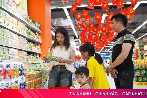 Siêu thị 'tung' ưu đãi lớn, người dân thoải mái mua sắm trong dịp lễ