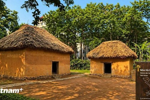 Độc đáo ngôi nhà trình tường, lưu giữ hồn cốt dân tộc Hà Nhì giữa lòng Hà Nội