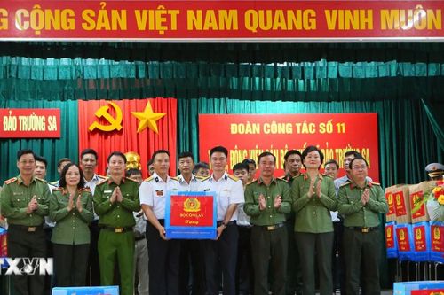 Trao quà cho các cán bộ, chiến sỹ làm nhiệm vụ tại Đặc khu Trường Sa