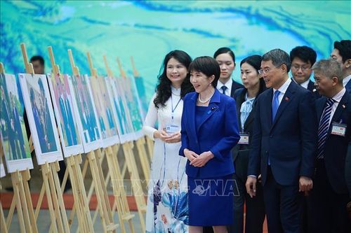 Thủ tướng Lê Minh Hưng và Thủ tướng Nhật Bản tham quan Trưng bày ảnh