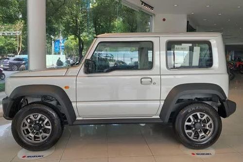 Suzuki Jimny giảm giá 140 triệu đồng tại đại lý