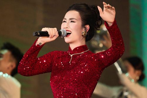 Võ Hạ Trâm gặp sự cố trước hàng ngàn khán giả