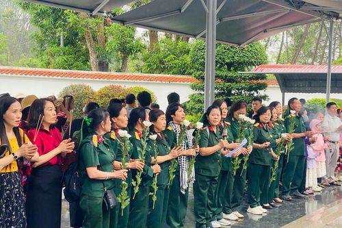 Dòng người về Ngã ba Đồng Lộc dâng hương dịp lễ
