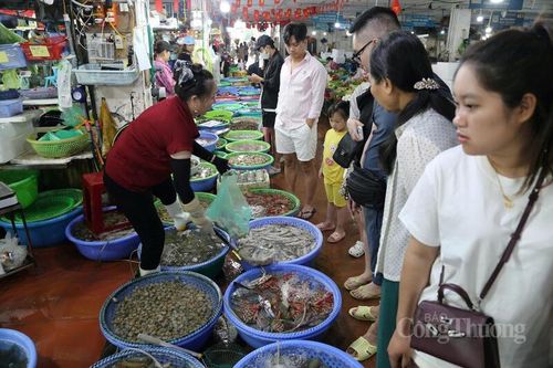 Chợ hải sản Quảng Ninh tấp nập khách mua sắm trong kỳ nghỉ lễ