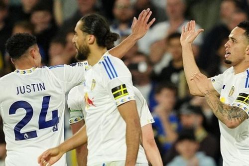 Leeds United đánh bại Burnley 3-1: Calvert-Lewin tỏa sáng, tấm vé trụ hạng trong tầm tay
