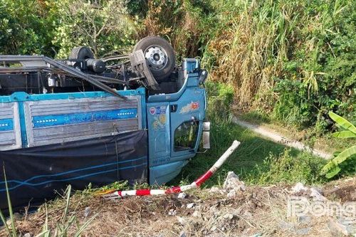 Xe tải mất lái tông sập lan can, lật ngửa dưới chân cầu