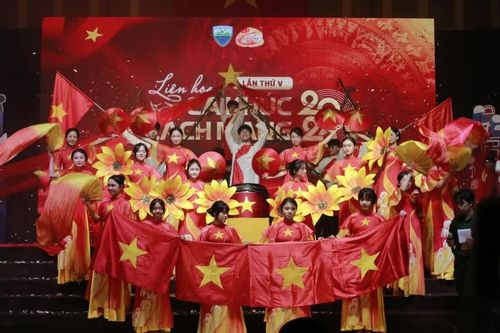 Học lịch sử từ những giai điệu cách mạng