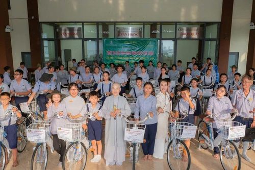TP.HCM: Tiểu ban Từ thiện xã hội tặng xe đạp đến các em đoàn sinh Gia đình Phật tử