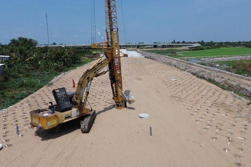 Tìm kiếm nguồn vật liệu, đẩy tiến độ thi công cao tốc Mỹ An - Cao Lãnh