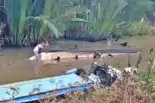 Cà Mau: Đò chở nhóm du khách va gốc cây ven sông, nhiều người rơi xuống nước