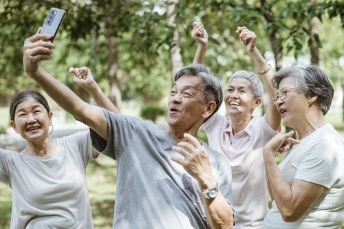 Không chỉ giới trẻ, người cao tuổi Trung Quốc cũng đang 'sống cùng AI'
