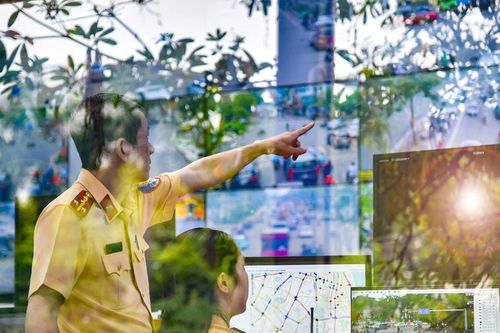 Những màn hình không tắt, lặng thầm giữ nhịp giao thông Thủ đô