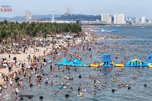 Quảng Ninh: Đông nghịt người tắm biển Hạ Long trong dịp nghỉ lễ
