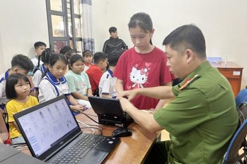 Công an Cà Mau xuyên lễ cấp căn cước cho học sinh và trẻ em