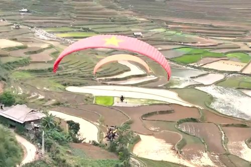 Bay trên mùa nước đổ Tú Lệ