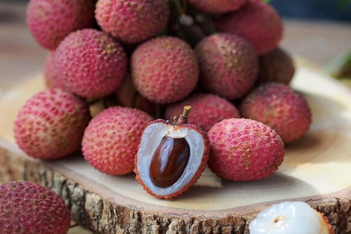 Vải thiều chín sớm được giá trong dịp lễ