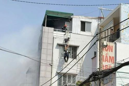 Cảnh sát PCCC cùng người dân nhanh chóng cứu người mắc kẹt, dập tắt vụ cháy nhà trên đường Ngô Tất Tố