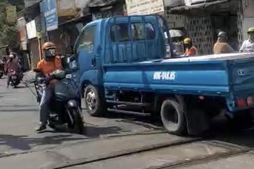 Cố băng qua đường sắt khi đèn tín hiệu đã bật, tài xế xe tải bị phạt 5 triệu đồng, tước bằng lái 2 tháng