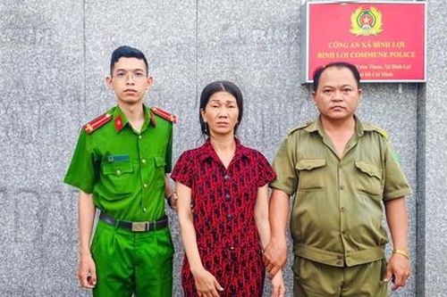 Truy nóng người phụ nữ dàn cảnh giật hàng trăm tờ vé số của người bán dạo