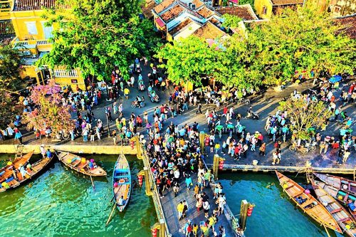 Phố cổ Hội An, bãi biển Ninh Bình đông nghẹt du khách cả ngày lẫn đêm