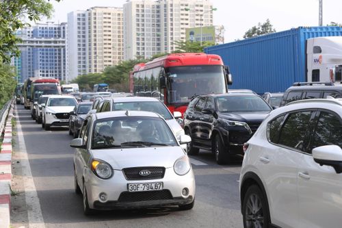Người dân dồn về cửa ngõ Hà Nội sớm sau kỳ nghỉ, CSGT tạm đóng đường phân luồng